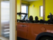 玄関から続くガレージ空間