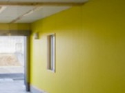 ガレージは黄色のアクセントカラーで。