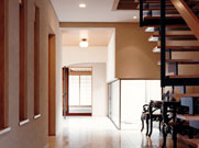 廊下から玄関ホールを臨む